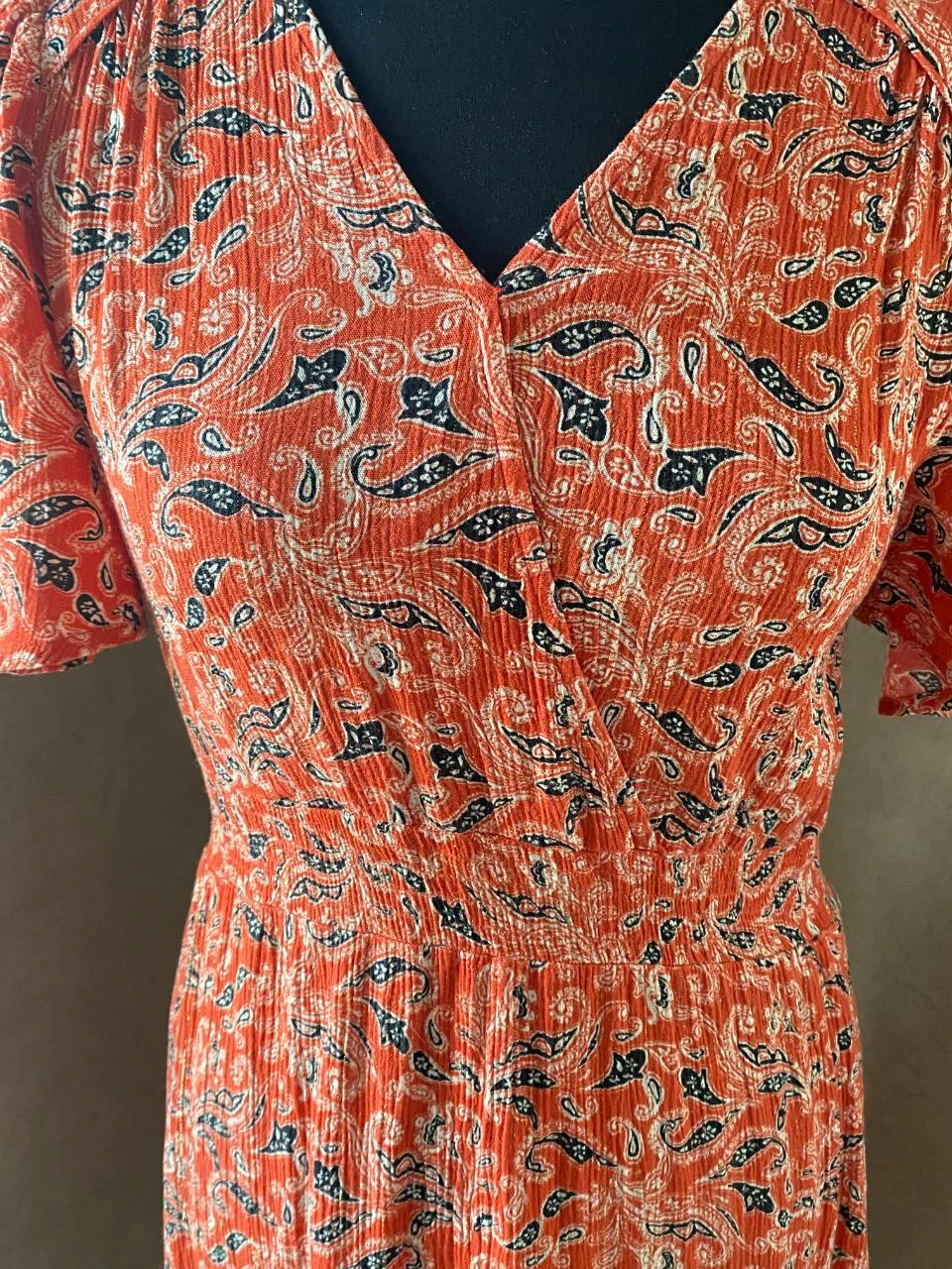 Vestido AN'GE T36 rojo con estampado de cachemira – fluido, viscosa, escote envolvente – photo 3